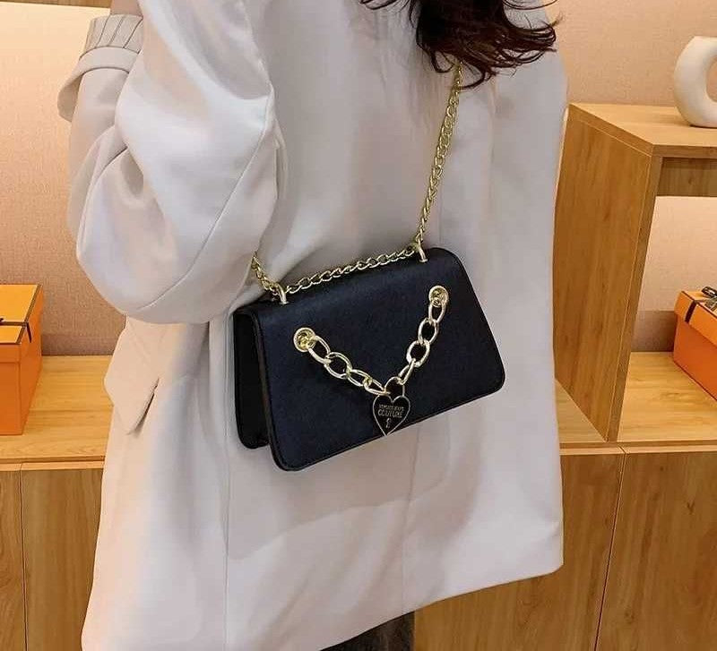 Heart lock chain sling bag